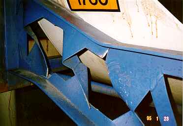 Damage to the structure of the tank container