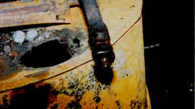 End of hydraulic input hose normally connected to the input reducer. Note: The absence of any  thread damage></CENTER>
<CENTER>Figure 2 - End of hydraulic input hose normally connected to the input reducer. </CENTER><CENTER>Note: The absence of any  thread damage.</CENTER>
<HR WIDTH=100% ALIGN=center SIZE=2>
<CENTER><IMG SRC=